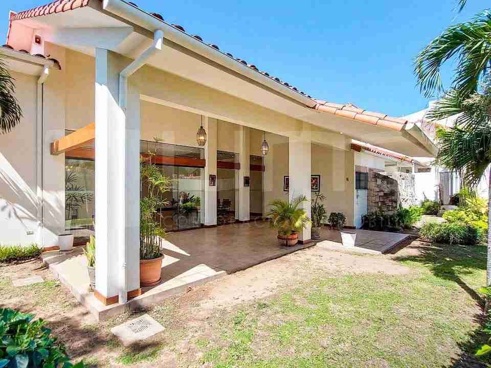 casa-en-venta-zona-sur-avenida-la-barranca-santa-cruz-bolivia-uno-corporacion-inmobiliaria (17)